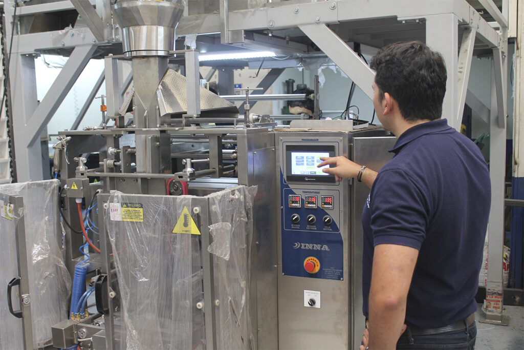 Con ingeniería de precisión y un enfoque en innovación, Inversiones INNA brinda maquinaria de empaque adaptable a las necesidades globales. Nuestro compromiso con la excelencia nos posiciona como aliados estratégicos para industrias que desean competir y crecer a nivel internacional.