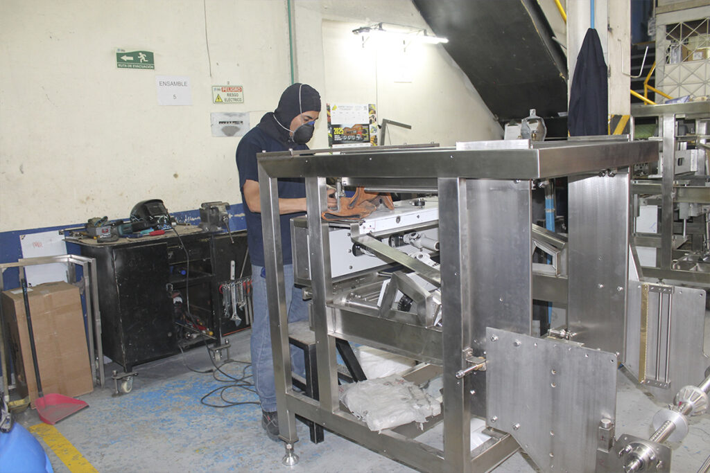 En Inversiones INNA desarrollamos maquinaria de empaque de alto desempeño, diseñada para transformar procesos productivos tanto en Colombia como en el mercado internacional. Exportamos eficiencia, innovación y calidad para industrias que buscan soluciones confiables y sostenibles.