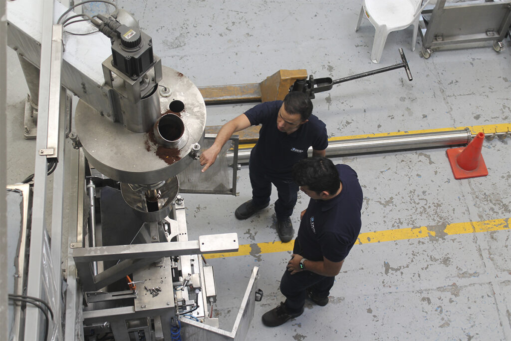 Nuestro servicio experto de mantenimiento garantiza la disponibilidad continua de tus equipos, optimiza procesos y potencia el desempeño de tus líneas de producción, protegiendo el valor de tu inversión.