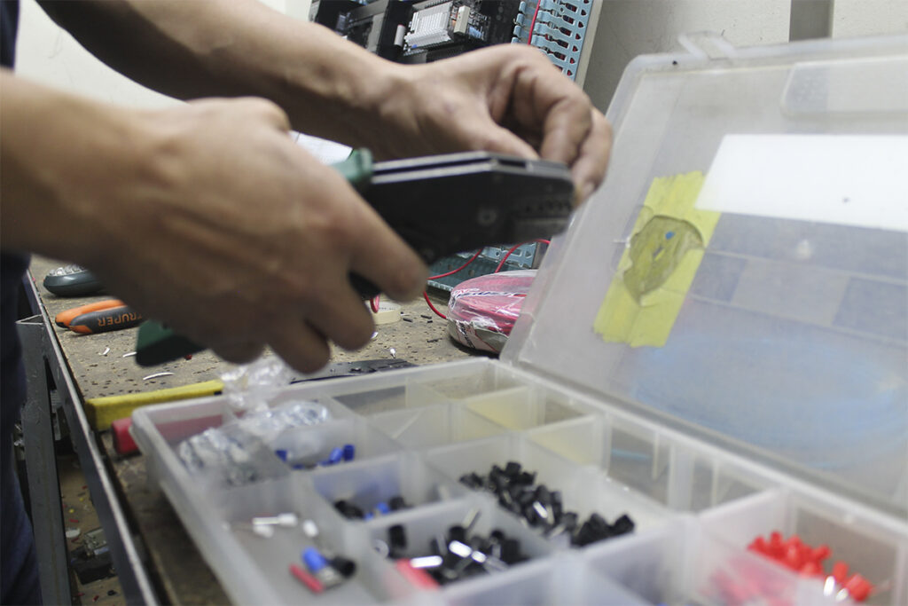 Con INNA, tu maquinaria está en manos de quienes la crearon. Ofrecemos soporte especializado, diagnósticos certeros y una atención transparente que maximiza tu inversión industrial.