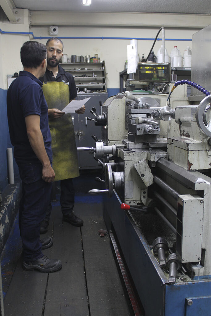 Nuestros sistemas de mecanizado CNC están diseñados para maximizar la eficiencia operativa y mantener una calidad constante. Combinamos tecnología de punta con mejora continua para impulsar la competitividad industrial.