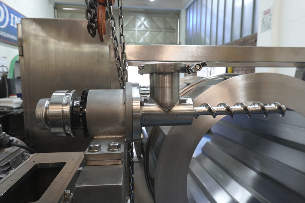 En INNA desarrollamos sistemas de saborizado que garantizan una aplicación homogénea de polvos o líquidos, adaptándose a distintos tipos de producto. Su tecnología de control automatizado optimiza el consumo de insumos, reduce desperdicios y asegura resultados consistentes lote tras lote.