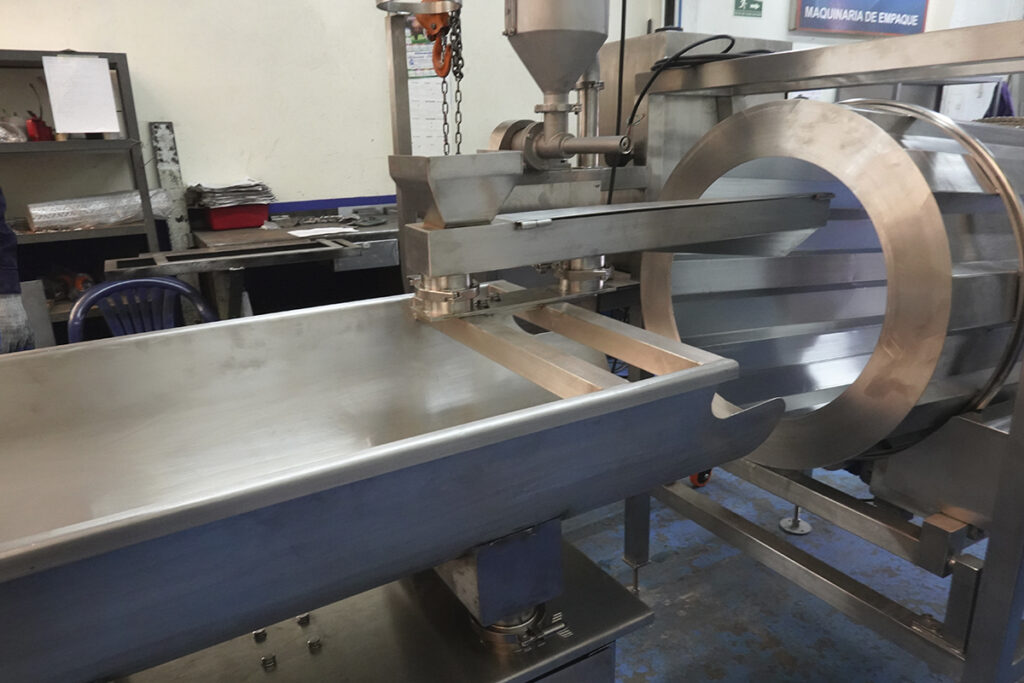 En INNA, nuestros sistemas están diseñados para lograr una cobertura uniforme y controlada, garantizando resultados consistentes. Cada equipo combina precisión digital, materiales de grado alimenticio y fácil integración con líneas de freído o empaque, maximizando la rentabilidad y el cumplimiento sanitario.