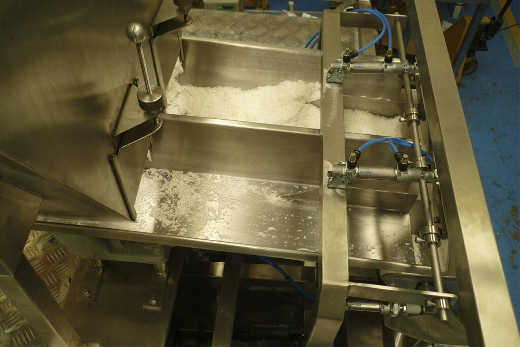 Los sistemas de acumulación y distribución de INNA están desarrollados para mantener un flujo continuo entre procesos productivos, eliminando interrupciones y minimizando pérdidas. Gracias a su ingeniería de precisión y control electrónico avanzado, cada máquina asegura una coordinación perfecta del movimiento de materiales, optimizando tiempos, reduciendo desperdicios y maximizando la eficiencia operativa de toda la planta.