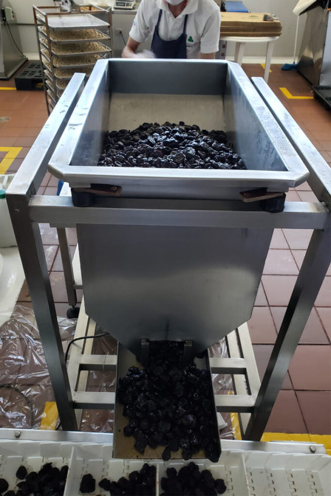 En INNA diseñamos sistemas de acumulación y distribución que aseguran la sincronización total entre etapas productivas, evitando pausas innecesarias y pérdidas de materia prima. Nuestra tecnología, basada en control electrónico de alta precisión, garantiza una gestión fluida del flujo de materiales, optimizando recursos y aumentando la rentabilidad de cada proceso.