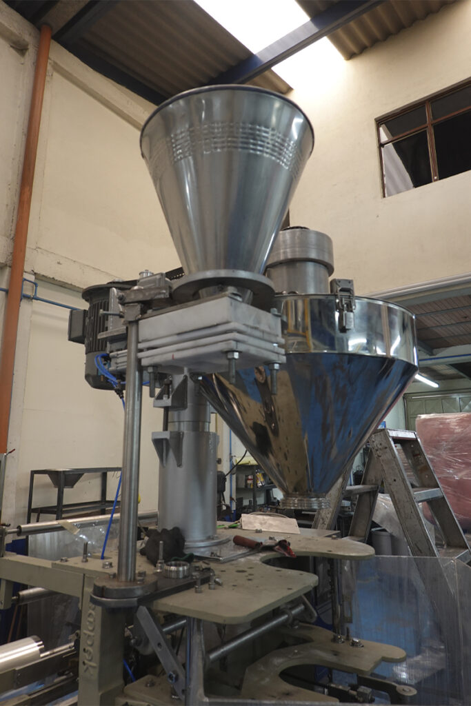 Con los sistemas de acumulación y distribución INNA, cada fase de tu proceso productivo trabaja en perfecta armonía. La combinación de control electrónico avanzado, sensores de precisión y diseño modular permite un flujo estable de materiales, mejorando la sincronización entre máquinas, reduciendo el desperdicio y potenciando la productividad general de la línea.